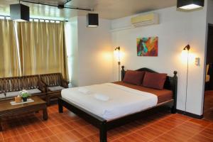 Postel nebo postele na pokoji v ubytování KM Kwanphayao Hotel