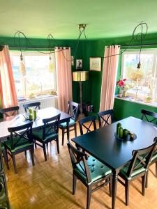 a dining room with green walls and tables and chairs at Bauernhaus am Sallingbach in Sallingberg