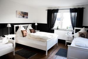 a bedroom with two white beds and a window at Bauernhaus am Sallingbach in Sallingberg