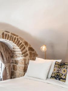 Rúm í herbergi á Flora Valley Boutique Hotel