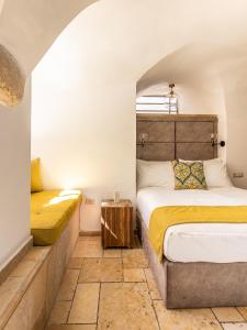 Rúm í herbergi á Flora Valley Boutique Hotel