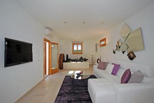 TV a/nebo společenská místnost v ubytování 158 Finca Vinagrella ET3384 by Mallorca Charme