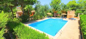 een afbeelding van een zwembad in een tuin bij 414 Finca Can Crestall VT1725 by Mallorca Charme in Campos