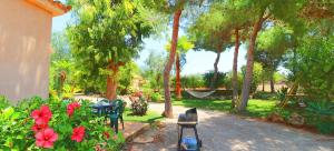 een tuin met een hangmat en een tafel en stoelen bij 414 Finca Can Crestall VT1725 by Mallorca Charme in Campos