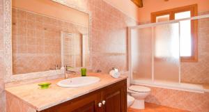A bathroom at 404 Finca Can Mates Nou VT 1720 by Mallorca Charme