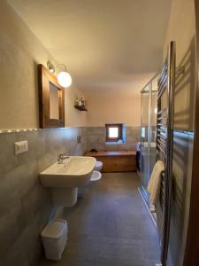 La salle de bains est pourvue de 2 toilettes et d'un lavabo. dans l'établissement San Marco FARMHOUSE with a view., à Sauze dʼOulx