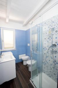 a bathroom with a toilet and a glass shower at Mini Appartamento con giardino in centro in Catanzaro
