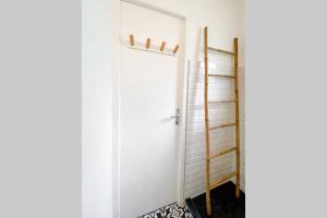 a room with a door and a shelf at Studio à deux pas des plages de Biscarrosse, wifi in Biscarrosse