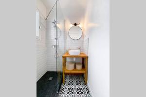 a bathroom with a sink and a mirror at Studio à deux pas des plages de Biscarrosse, wifi in Biscarrosse +19 photos
