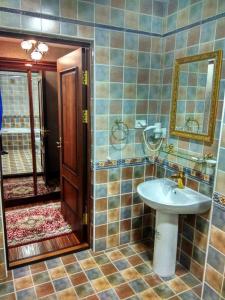 uma casa de banho com um lavatório e um espelho em Rangrez Hotel em Bukhara