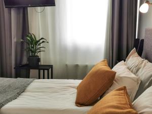 Postel nebo postele na pokoji v ubytování Hotell Fängelset Västervik