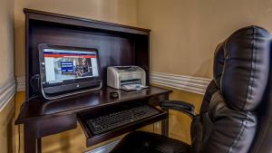 TV a/nebo společenská místnost v ubytování SureStay Plus Hotel by Best Western Alvin