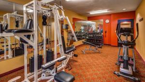 Fitness centrum a/nebo fitness zařízení v ubytování SureStay Plus Hotel by Best Western Alvin