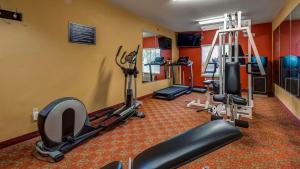 Fitness centrum a/nebo fitness zařízení v ubytování SureStay Plus Hotel by Best Western Alvin