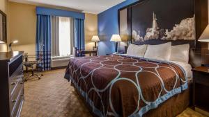 Postel nebo postele na pokoji v ubytování SureStay Plus Hotel by Best Western Alvin