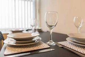 A restaurant or other place to eat at Characterful 2 Bedroom Apartment