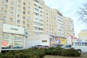 parking z samochodami zaparkowanymi przed budynkiem w obiekcie Stefan cel Mare w Kiszyniowie
