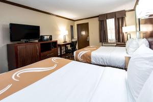 Un pat sau paturi într-o cameră la Quality Inn & Suites Quakertown-Allentown