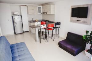sala de estar con sofá y cocina en Apartamento Welch, en Cartagena de Indias