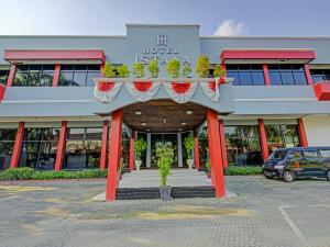 un edificio con un cartel que lee hotel ishtar en OYO 3934 Hotel Istana, en Pekalongan