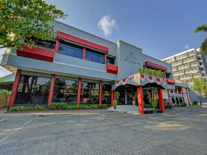 una tienda frente a un edificio con adornos rojos en OYO 3934 Hotel Istana, en Pekalongan