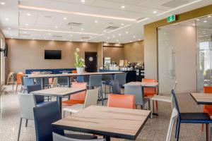 A restaurant or other place to eat at Quality Inn & Suites Mont-Joli