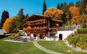 une maison sur le flanc d'une montagne dans l'établissement Fogajard Lovely Chalet, à Madonna di Campiglio