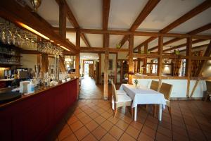 Restoran või mõni muu söögikoht majutusasutuses Romantik Hotel Friederikenhof Hotel Restaurant & Spa