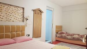 帕莫卡萊的住宿－Karaca Termal Pansiyon，一间卧室设有两张床和玻璃门