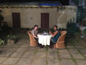 un homme et une femme assis à une table dans l'établissement Panchkote Raj Ganges, à Varanasi