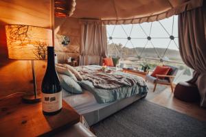 Domescapes in the Vines客房内的一张或多张床位