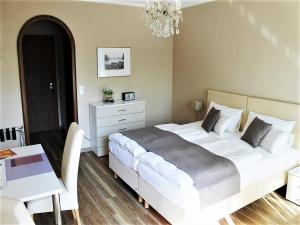Postel nebo postele na pokoji v ubytování Hotel garni Bellevue