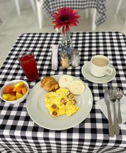 a breakfast plate of eggs and fruit on a table at HOTEL ESCORIAL PITALITO in Pitalito