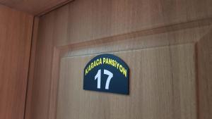 帕莫卡萊的住宿－Karaca Termal Pansiyon，木墙上的标志,上面有标志