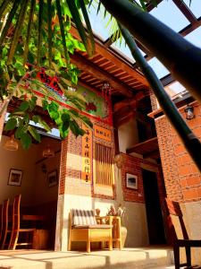 une chaise et une table devant un bâtiment dans l'établissement Mount Taiwu Cozy B&B, à Jinhu