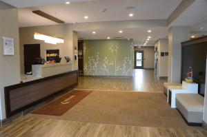 um lobby de um hospital com uma sala de espera em MainStay Suites em Bowling Green