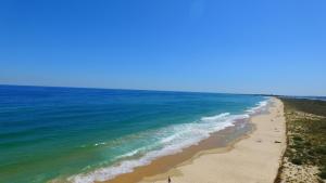 z anteny widok na ocean i plażę w obiekcie Golden Club Cabanas w mieście Cabanas de Tavira