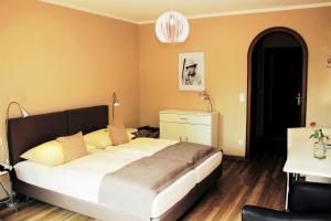 Postel nebo postele na pokoji v ubytování Hotel garni Bellevue