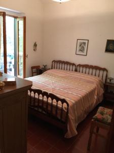 a bedroom with a bed and a table and a window at Appartamento di montagna sul Belvedere di Gambarie in Gambarie dʼAspromonte