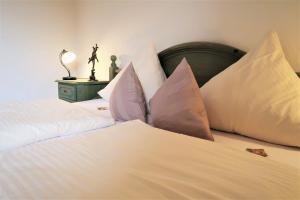 Postel nebo postele na pokoji v ubytování Hotel garni Bellevue