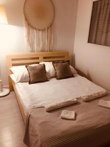 a bedroom with a large bed with two towels on it at Mała Wenecja - Apartament przy "Stodole" in Nowe Worowo