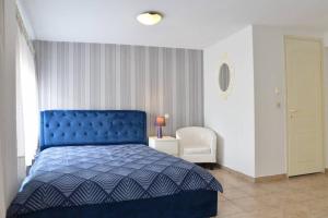 A bed or beds in a room at A Modern Bright Studio In The Center Of Kastoria