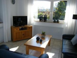 sala de estar con sofá y mesa de centro en Vechtetal-Garten, en Laar