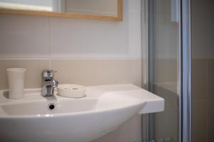 Bilik mandi di Lefktron Hotel