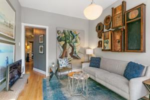uma sala de estar com um sofá e uma televisão em Trendy 2BR Apartment with Modern Amenities - Halsted 2A em Chicago