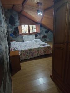 a bedroom with a bed and a window at Hotel Rural Camino Medulas in Ponferrada