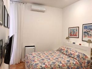 um quarto com uma cama em um quarto em Interno 3 em Bari