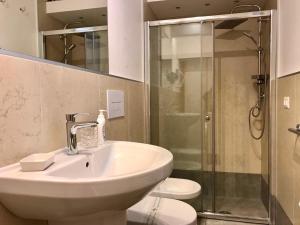 um banheiro com pia e chuveiro em Interno 3 em Bari mais 39 fotografias