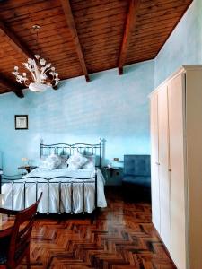 a bedroom with a bed and a wooden ceiling at B&B Santa Barbara in Iglesias