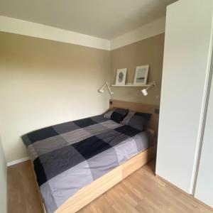 - une petite chambre avec un lit dans l'établissement Mokka Room, à Valmiera